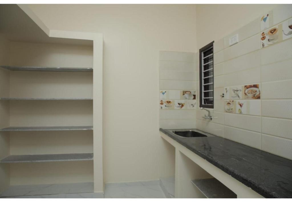 Η κουζίνα ή μικρή κουζίνα στο Redfox Service Apartment DLF