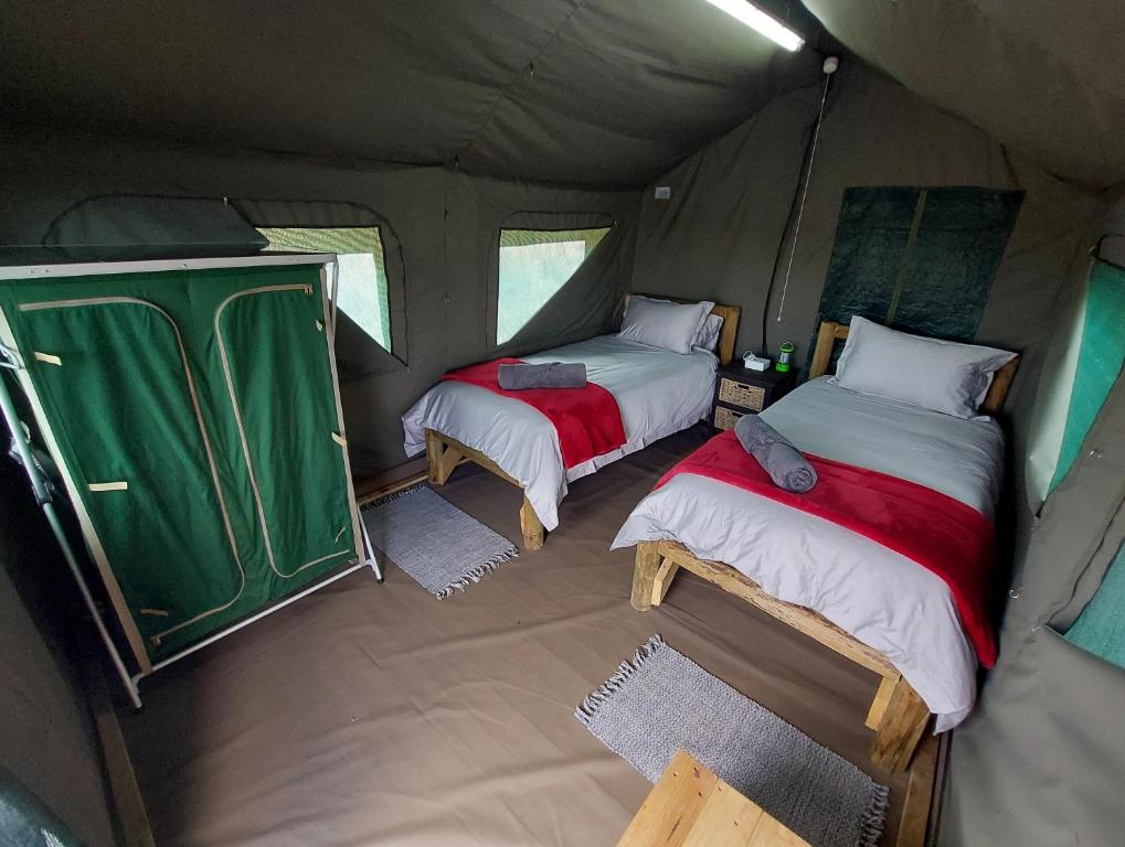 En eller flere senge i et værelse på Zandfontein Bush Camp and Game Farm