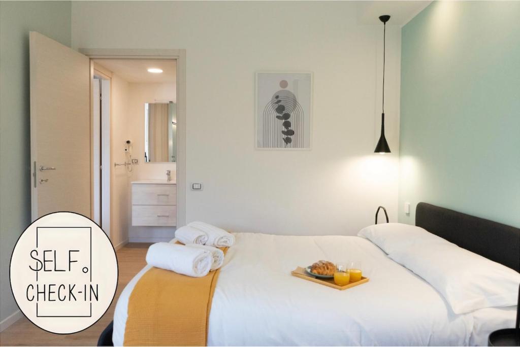 Postel nebo postele na pokoji v ubytování Arcimboldi's Nest - Close to Metro and Train