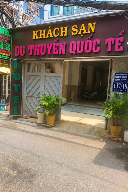 a building with a sign that reads istg istg istg istgukongukongukongukongukong at Du Thuyền 2 Hotel Hồ Chí Minh in Ho Chi Minh City