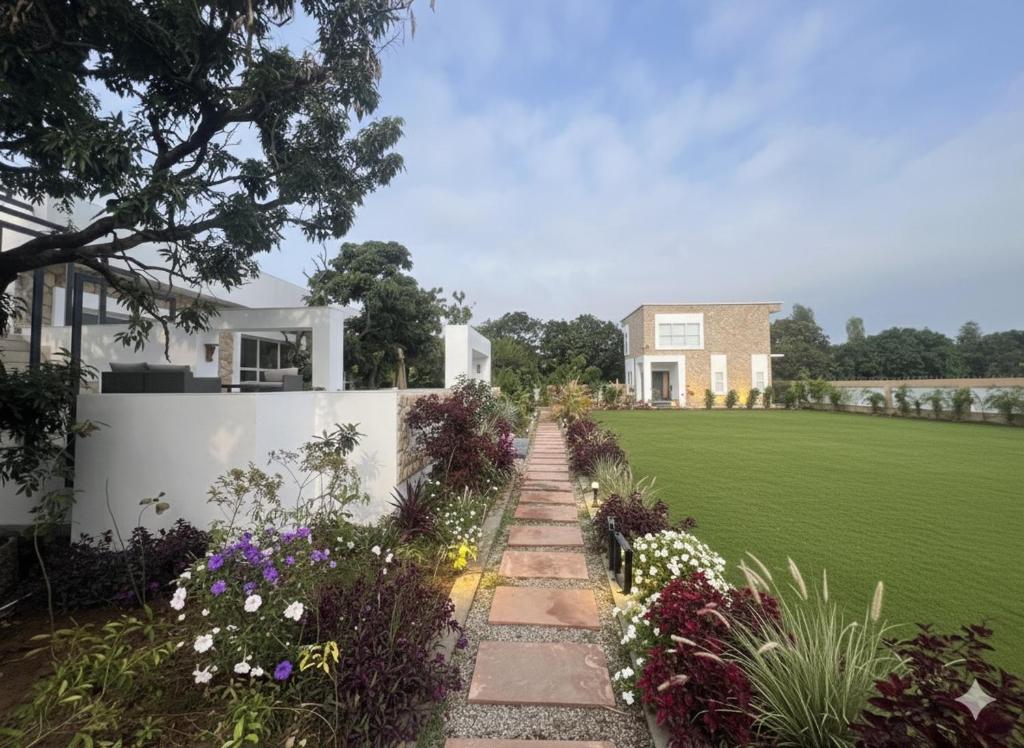 兰纳加Privé Residence的房子前面有鲜花的花园