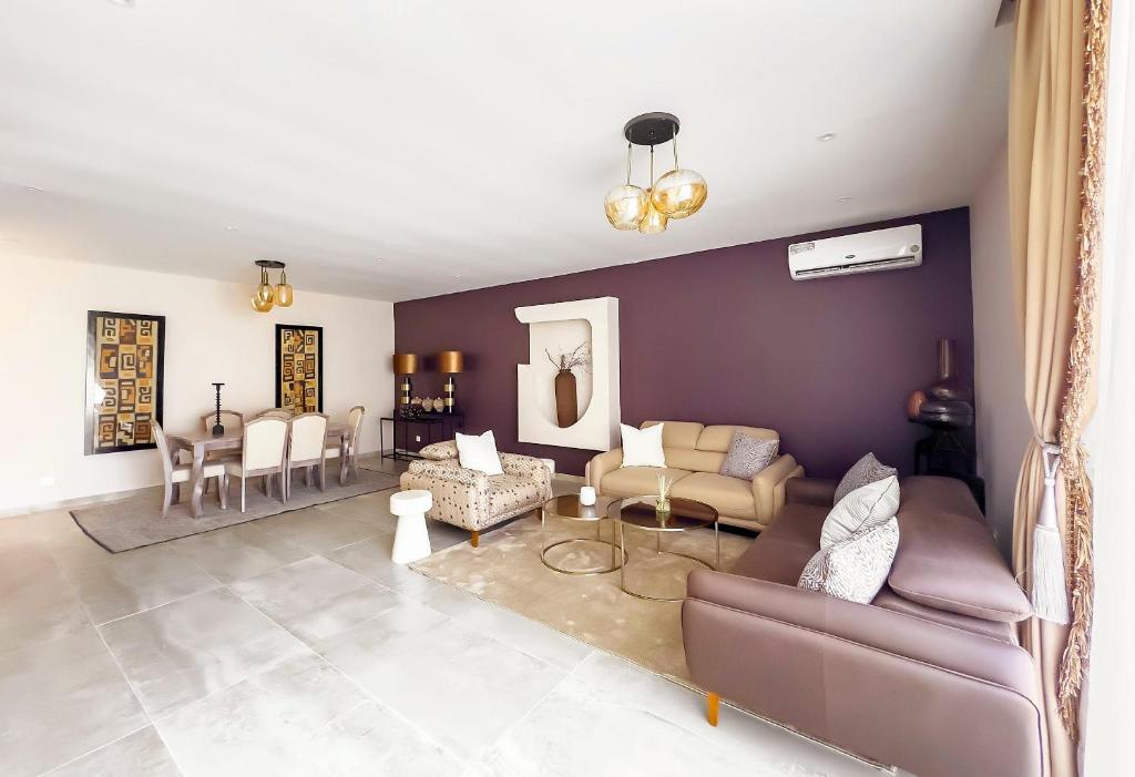 una sala de estar con un sofá y una mesa en Linaa, en Libreville