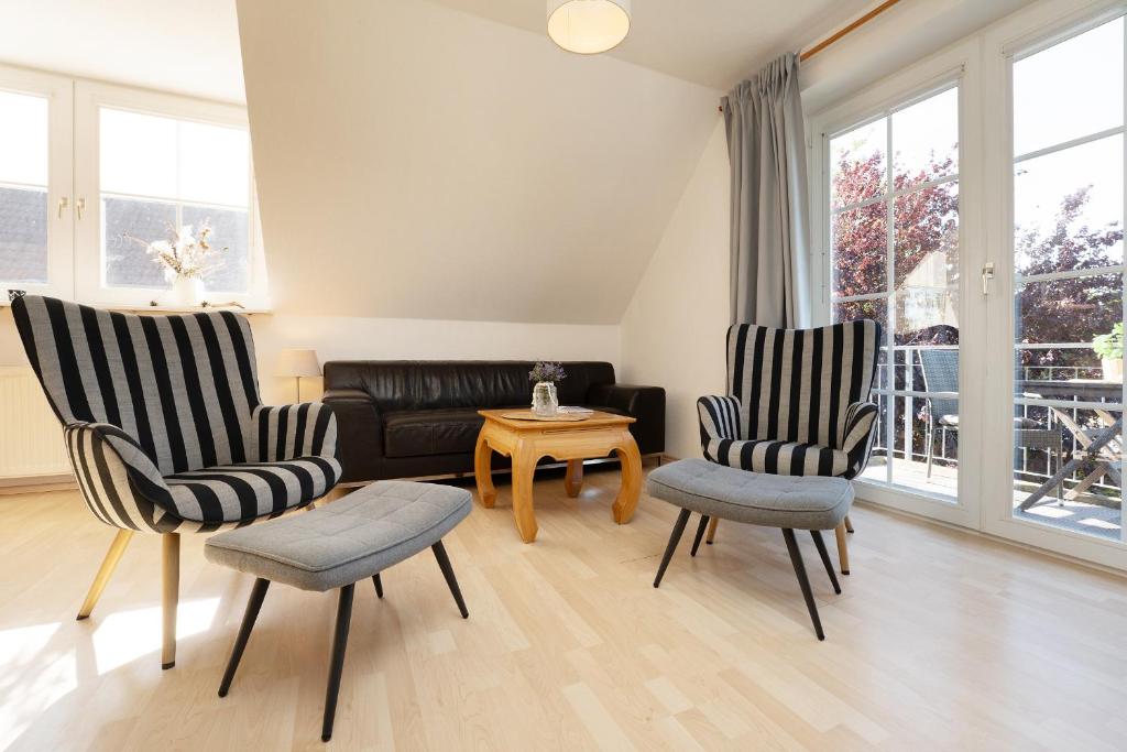 a living room with two chairs and a couch at Bargmöhl 7 Heber in Wulfen auf Fehmarn