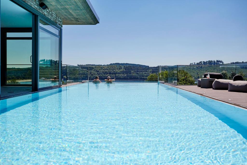 einen Pool mit Blick auf ein Gebäude in der Unterkunft Hotel Seegarten in Sundern