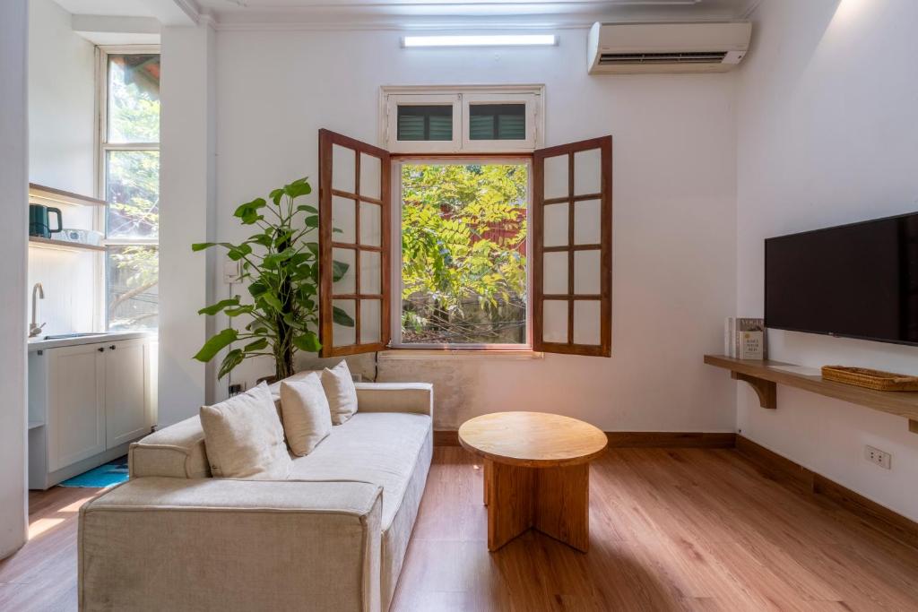 Una televisión o centro de entretenimiento en Sereno Westlake Homestay