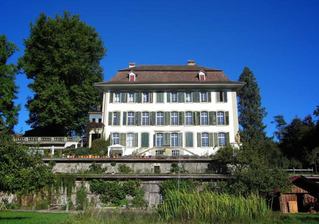 a large white building with a red roof at Charmantes Apartment in Bern
