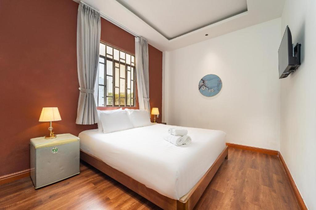 Postel nebo postele na pokoji v ubytování Sonata Luxury Hotel - Ben Thanh Market