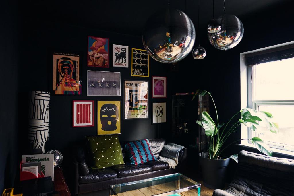 Gallery image of Mid-Century charm in the heart of Stroud in Stroud