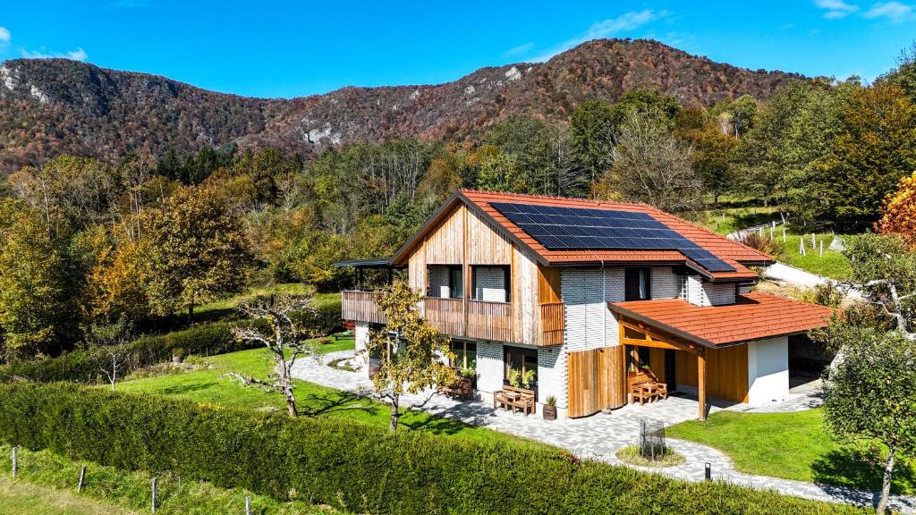 KostelにあるHiša na Hribu- A Peaceful Hilltop Escape above river Kolpaの屋根の太陽光パネル付き家
