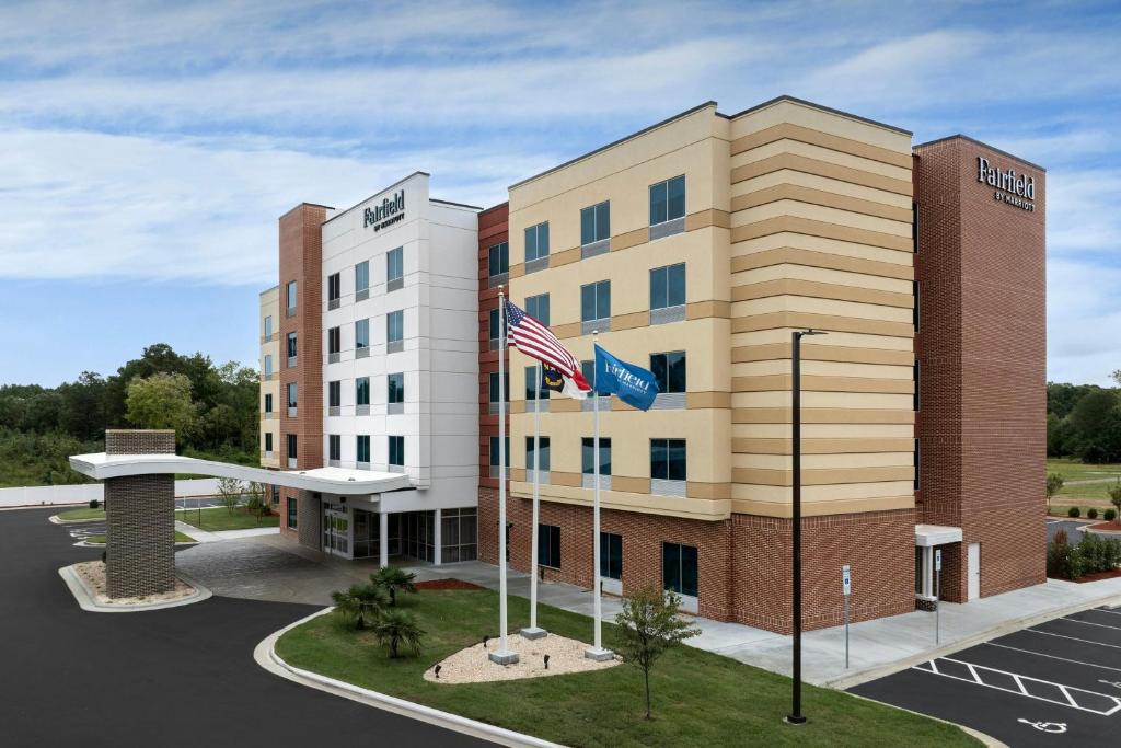 an image of the front of a hotel at Fairfield Inn & Suites Weldon in Weldon
