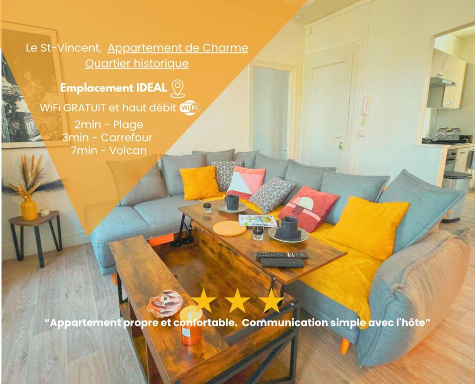 Una sala de estar con un sofá y una mesa de café. en Hypercentre-Plage, "LE SAINT-VINCENT" Cocon Cozy et Chaleureux de 50m2, en Le Havre
