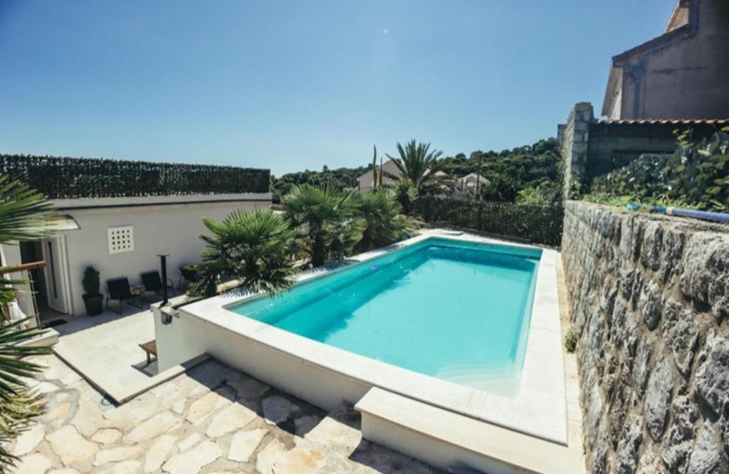 Palm Tree Apartments - 1