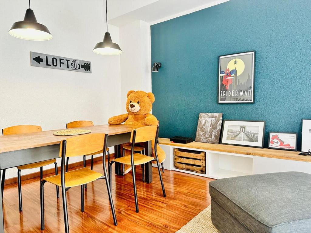 Un ours en peluche assis sur une table dans une pièce dans l'établissement Cozy nest for 6 in downtown Perpignan, à Perpignan