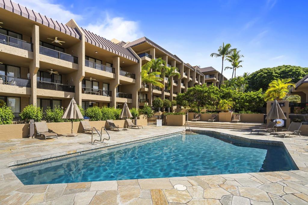 une piscine devant un hôtel dans l'établissement Kona Pacific D526 condo, à Kailua-Kona