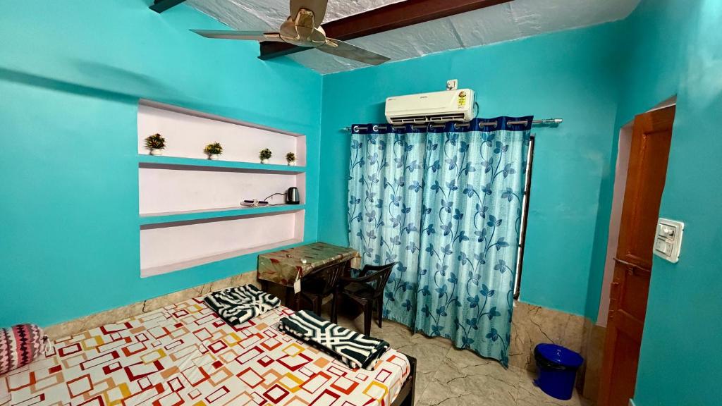 Una cama o camas en una habitación de Tandon Lodge On The Ganga Ghat Homestay