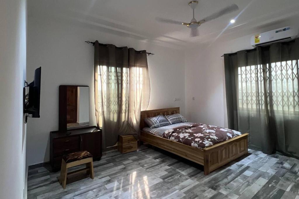 Giường trong phòng chung tại 5 Bedroom House Sleeps 12 -Balcony -Hired security