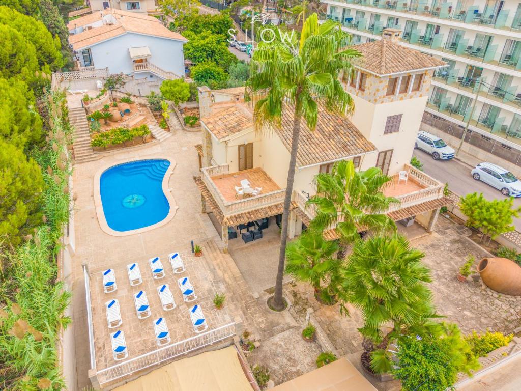 an aerial view of the house with a swimming pool and palm trees at Villa Maravillas by Slow Villas in Playa de Palma