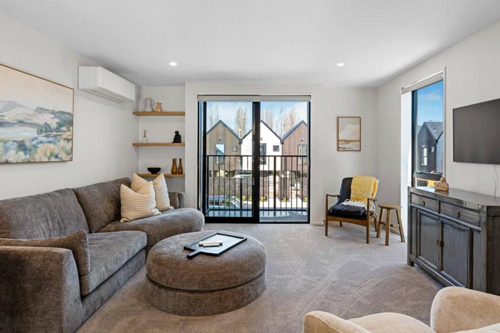 a living room with a couch and a tv at Stay in the Heart of the City 3 Bed 3 Bath in Christchurch