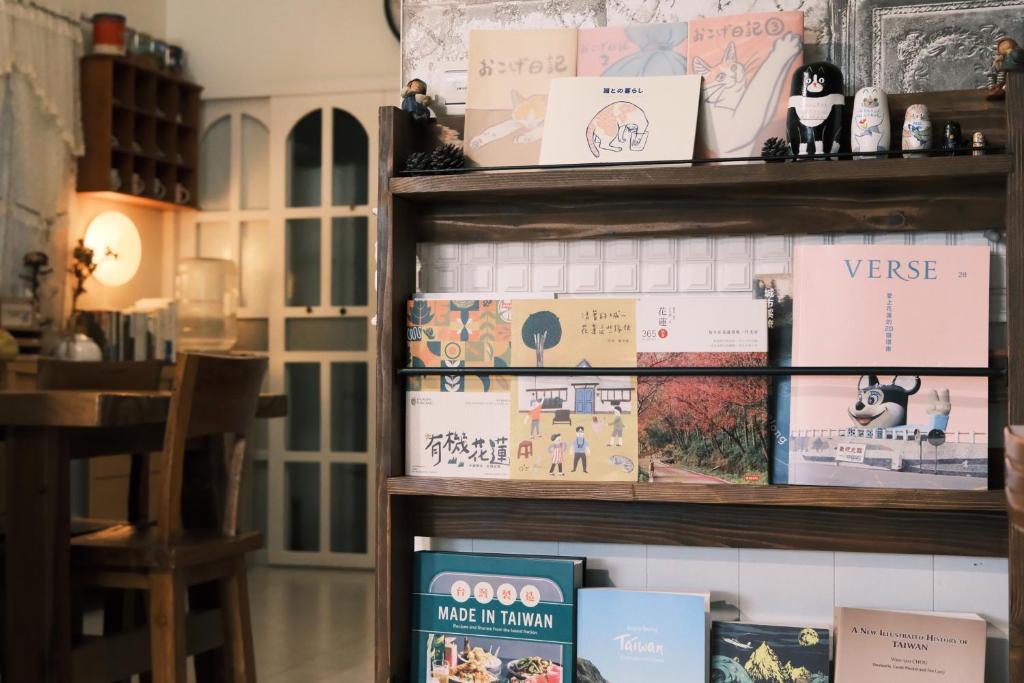a shelf full of books in a store at Heidisuitcase Homestay in Hualien City