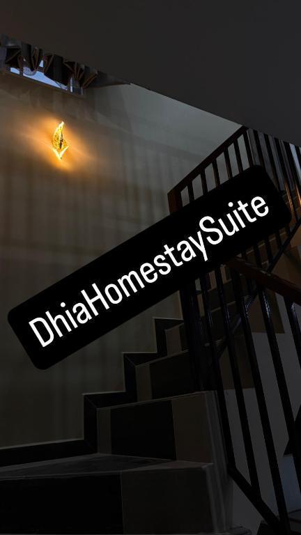 Un cartel del transbordador de dhanotecnología en un edificio en Suites Kampung Homestay, en Kuala Ketil