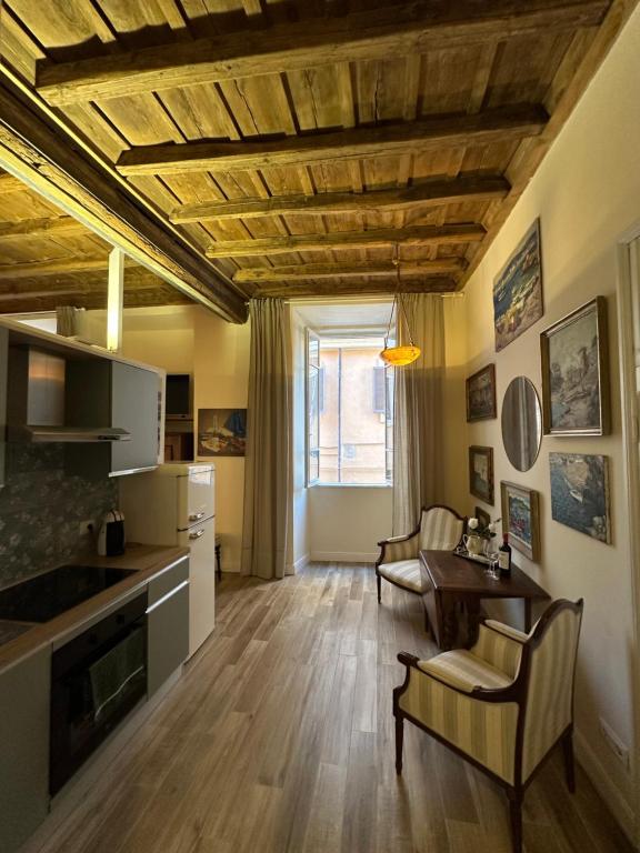 Una cocina y una sala de estar con mesa y sillas. en Lovely Rome Suite, en Roma