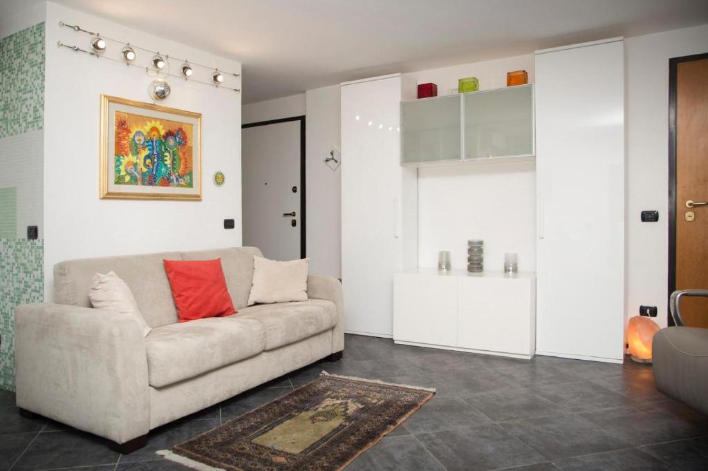 a living room with a white couch and a red pillow at Casa Francis in Matera