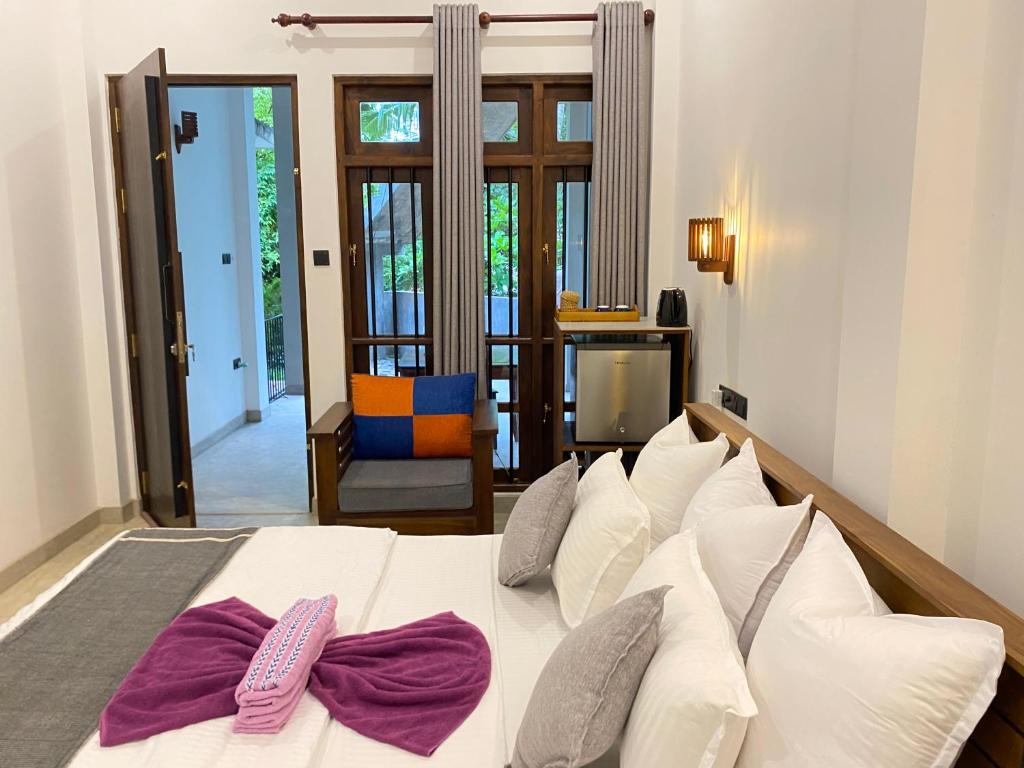 Postel nebo postele na pokoji v ubytování LaRoy -Mirissa