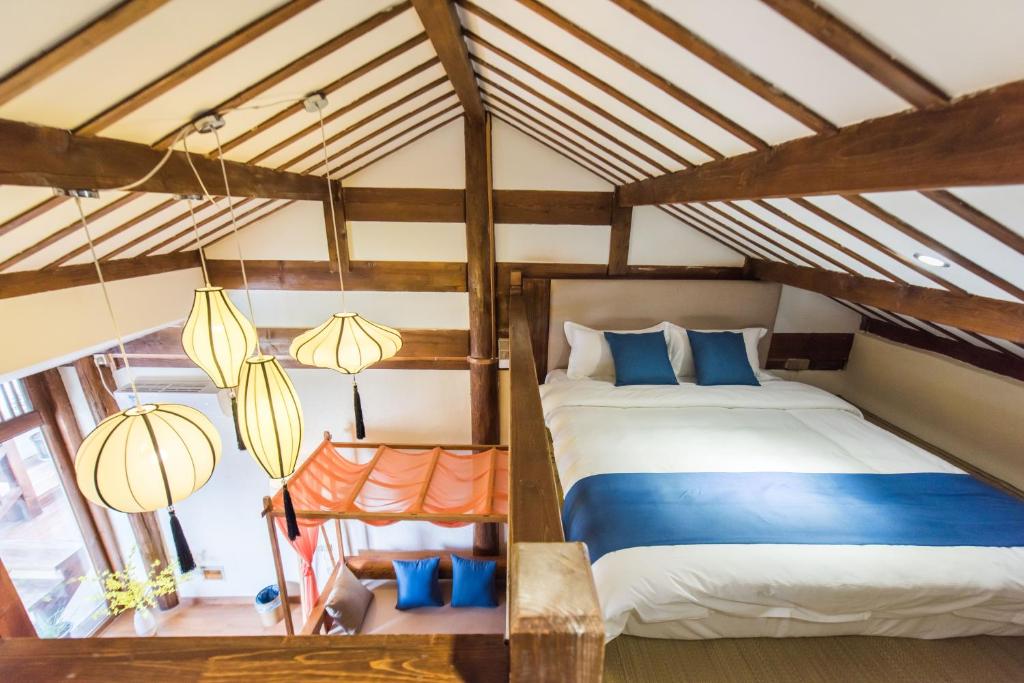 Postel nebo postele na pokoji v ubytování Lijiang Yue Tu Inn