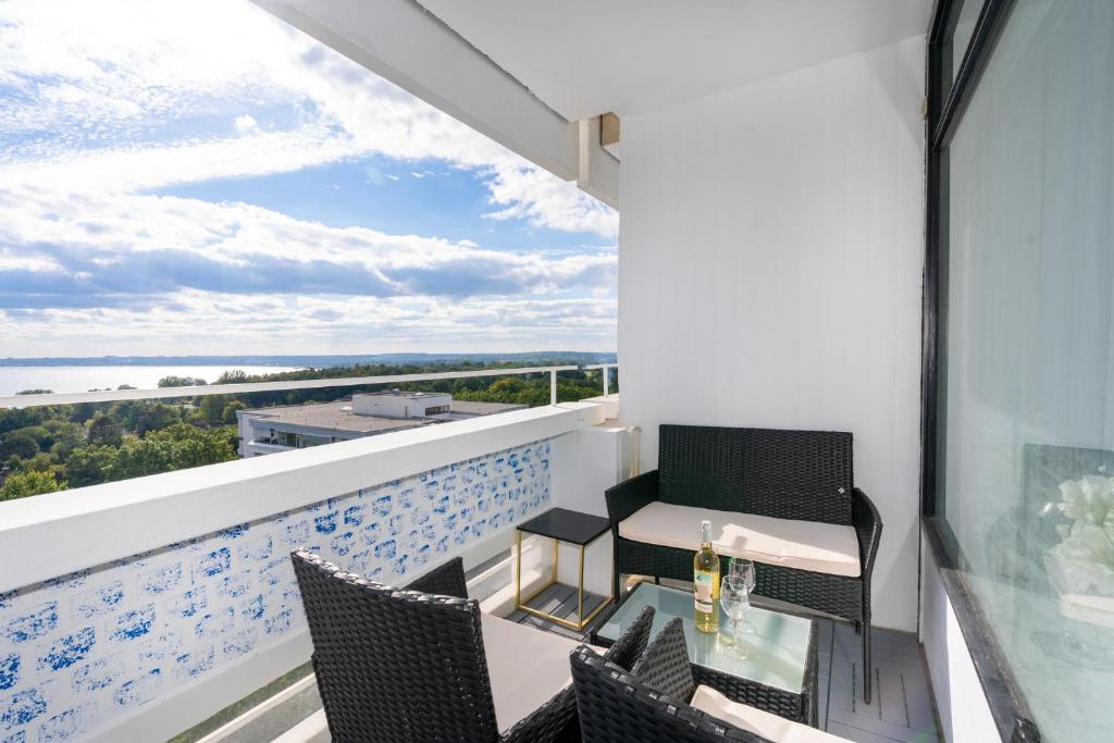 a balcony with a table and chairs and a view of the ocean at Sommerliebe in Hansaland