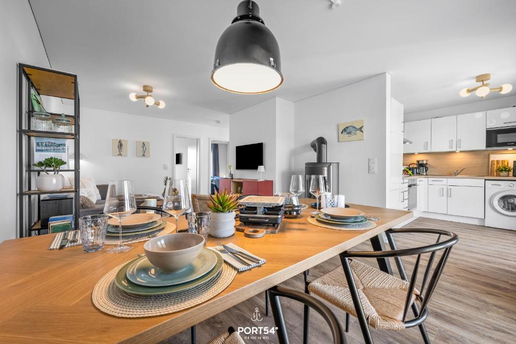 Un comedor con mesa y sillas de madera. en Ferienwohnung Sprotte 2, en Olpenitzdorf