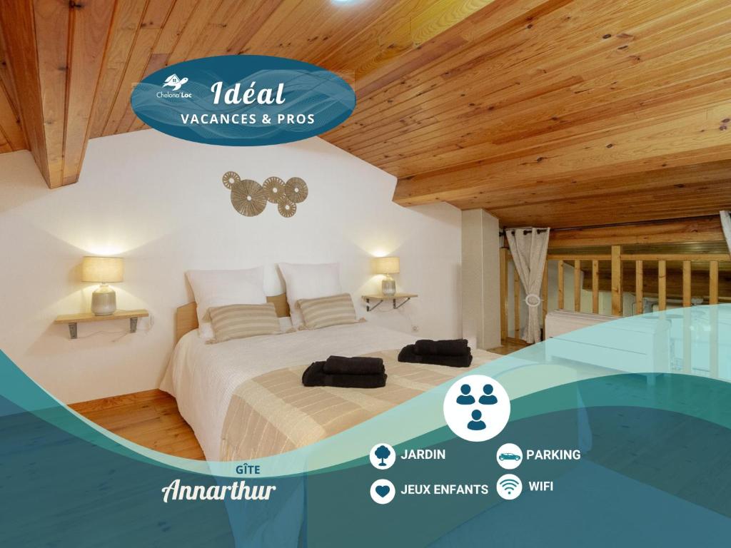 a bedroom with a bed with a wooden ceiling at Gîte Annarthur - parking & jardin - Chelona'Loc in Saint-Ciers-sur-Gironde
