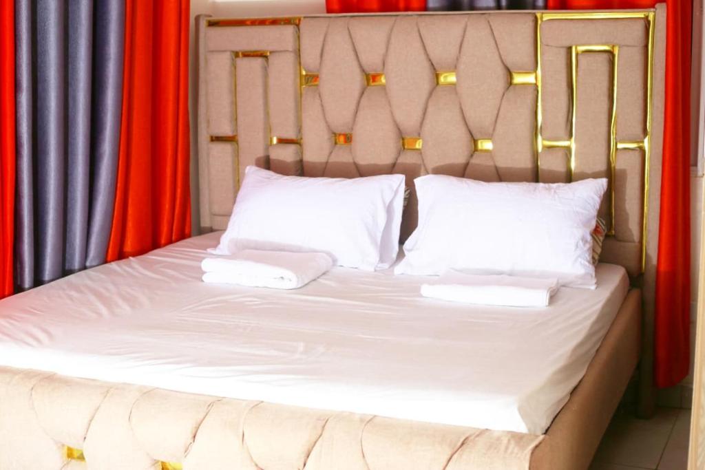 un letto con due cuscini bianchi sopra di Honned homes a Mombasa