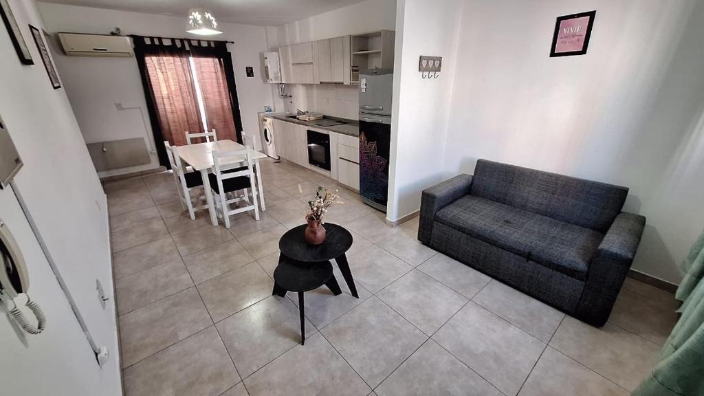 - une vue aérienne sur un salon avec un canapé et une table dans l'établissement Departamento a metros del Shopping, à Guaymallen