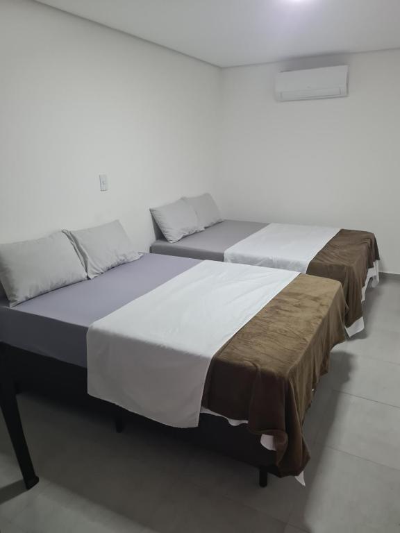 Ένα ή περισσότερα κρεβάτια σε δωμάτιο στο Hotel Rei
