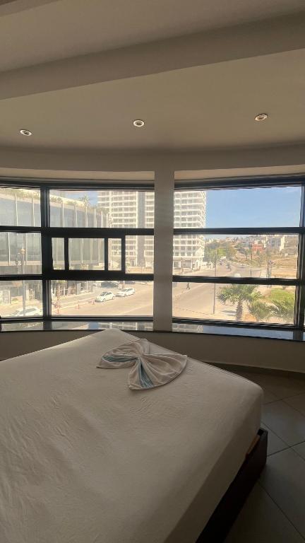 Un dormitorio con una cama grande y una ventana grande. en Sunrise studio, en Tánger