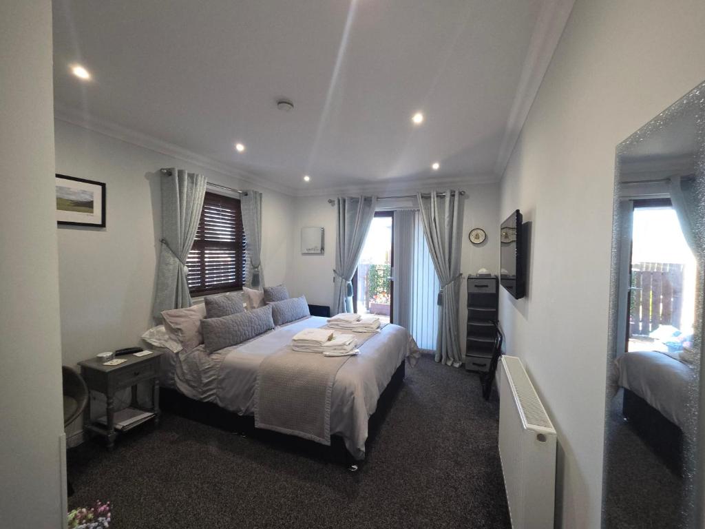 ein Schlafzimmer mit einem Bett und einem Fenster in der Unterkunft Room on the River in Cruden Bay