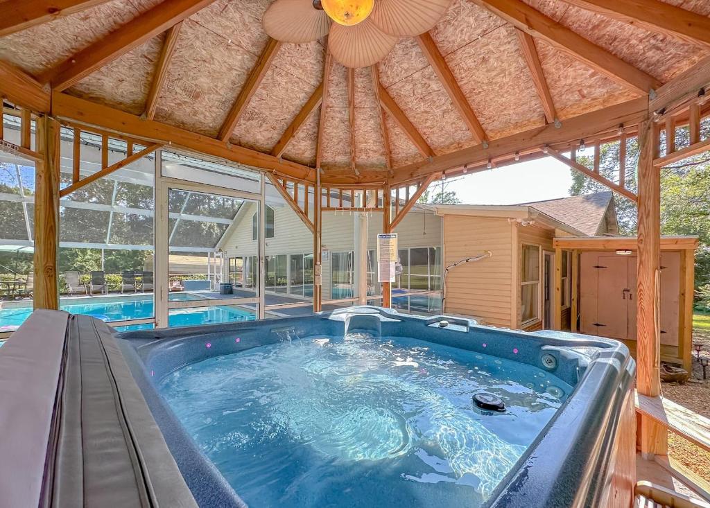 Бассейн в Groups Hot Tub Private Game-Filled Fun или поблизости