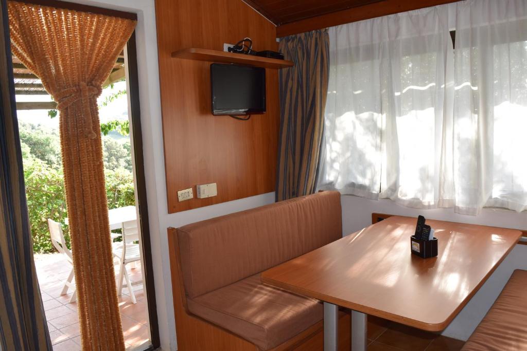 TV a/nebo společenská místnost v ubytování Blucamp Natural Village