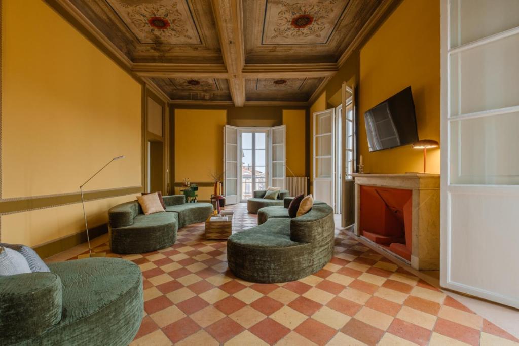 un soggiorno con divani e camino di Unique Bologna Penthouse with Frescoes and Charm a Bologna