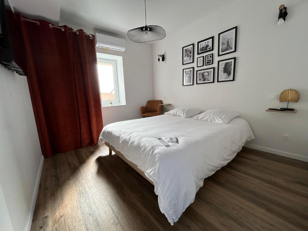 Una cama o camas en una habitación de L Escapade Saint Laurent - Chalon sur Saône