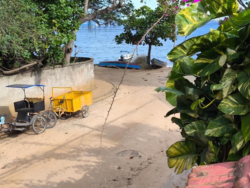 żółty rower zaparkowany na plaży obok wody w obiekcie Paqueta · Paquetá 2 quartos - AC , Wi-Fi e Churrasqueira! w mieście Paquetá