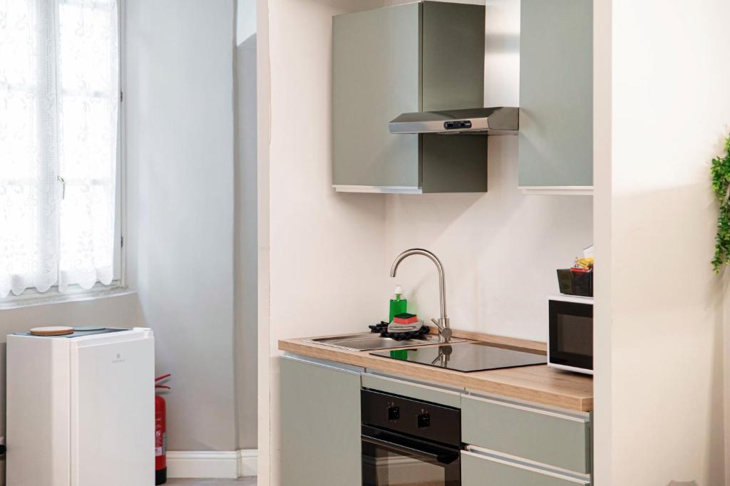 Una cocina o cocineta en Vertical Garden Studio by Quokka 360 - Modern studio in Como Downtown