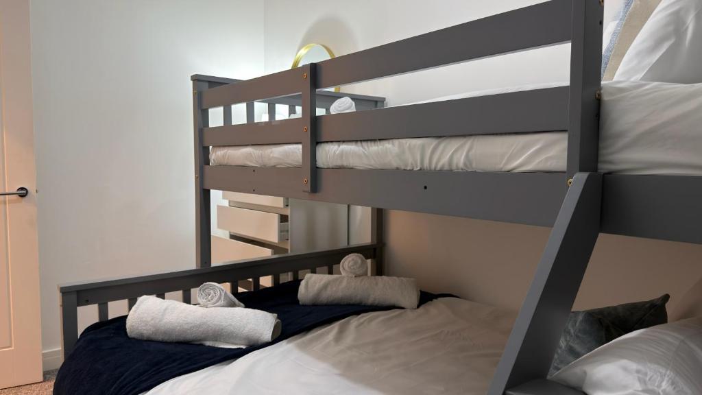 Postel nebo postele na pokoji v ubytování Home-from-Home Near Etihad, Garden & Free Parking