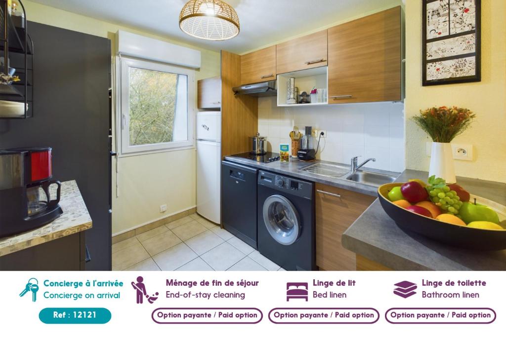a kitchen with a washing machine and a bowl of fruit at Pont L'Abbé - Appartement pour 4 avec balcon in Pont-lʼAbbé