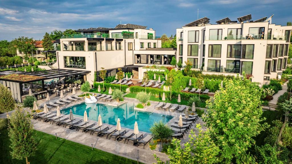 una vista aerea di un hotel con piscina e sedie di Therma Numera Longevity SPA a Burgas
