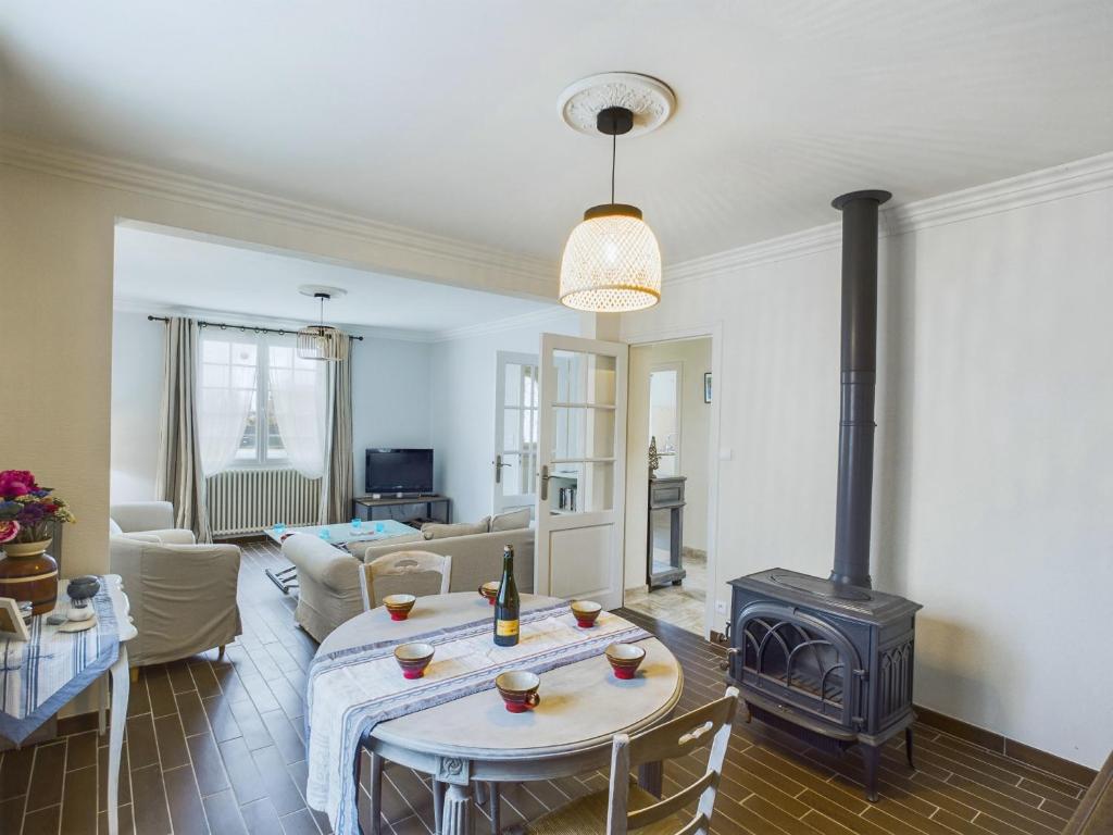 - un salon avec une table et une cuisinière dans l'établissement Authentique maison bretonne pour 6 à Plovan, à Plovan