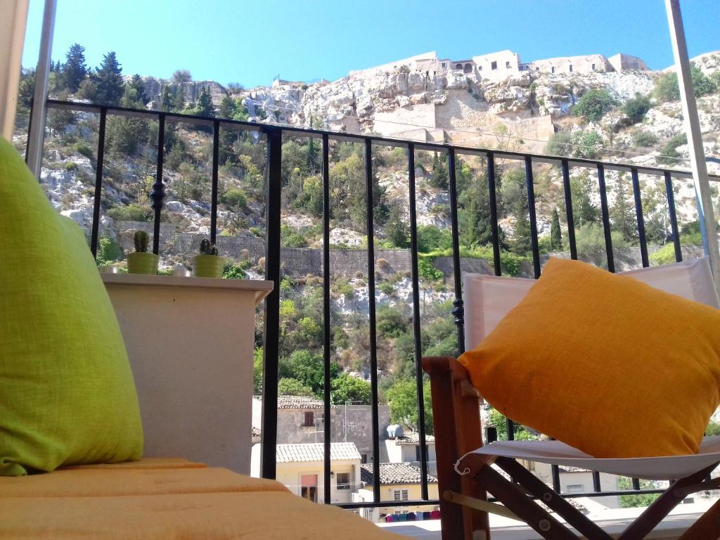 einen Balkon mit Bergblick in der Unterkunft Casa MariFer in Scicli