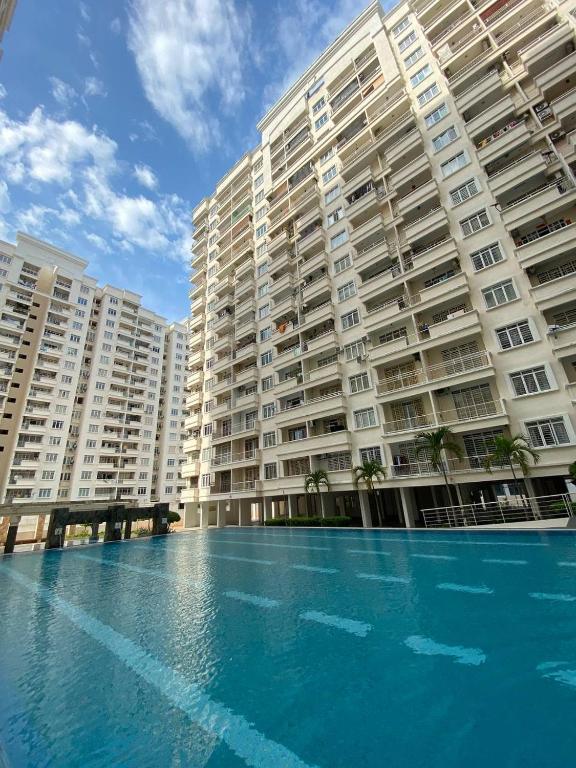 Easy Access to Airport, USM & Queensbay
