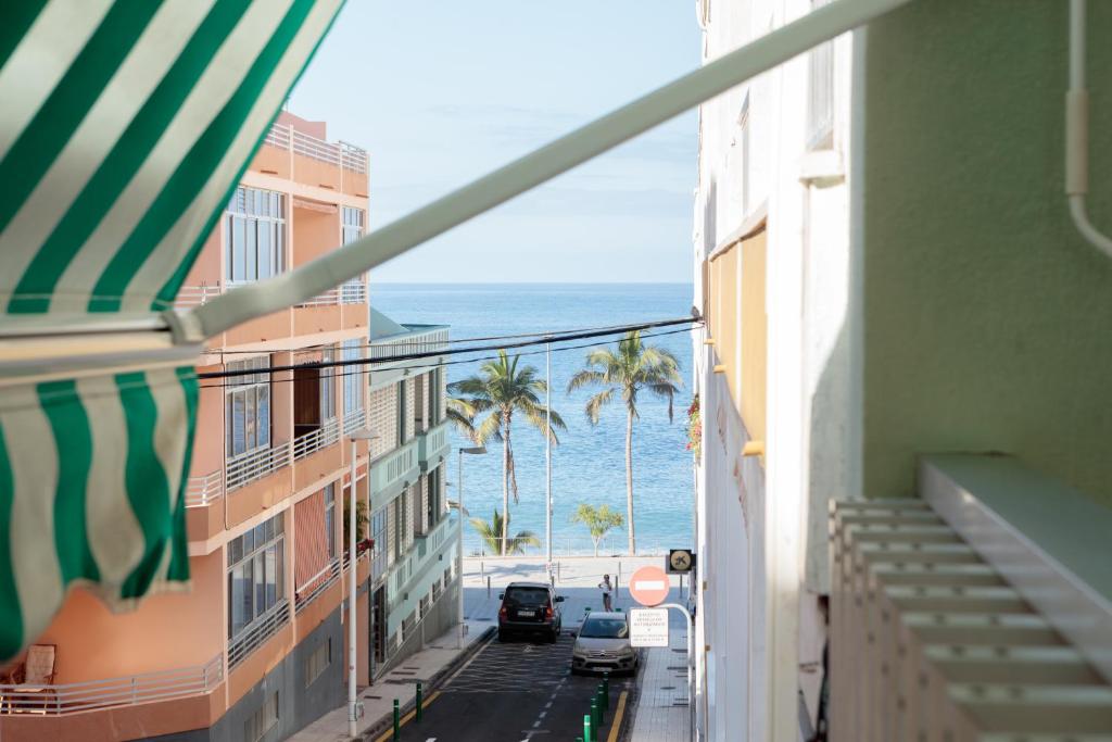 balcón con vistas al océano y a las palmeras en CHL Armonía, see side views in Puerto Naos, en Puerto Naos