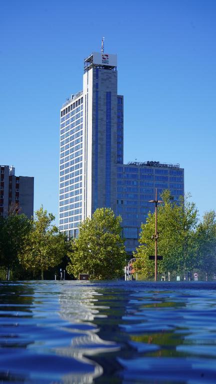 カトヴィツェにあるCourtyard by Marriott Katowice City Centerの市街地の高層ビルの眺望